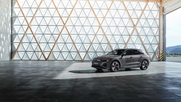 Audi_Q8-etron-2023-07.jpg