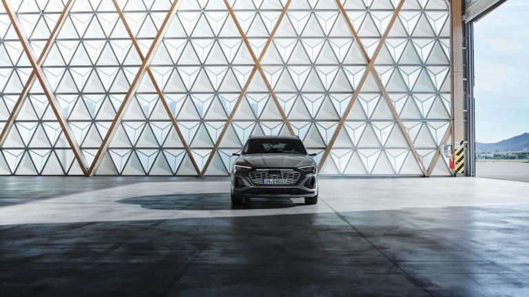 Audi_Q8-etron-2023-08.jpg