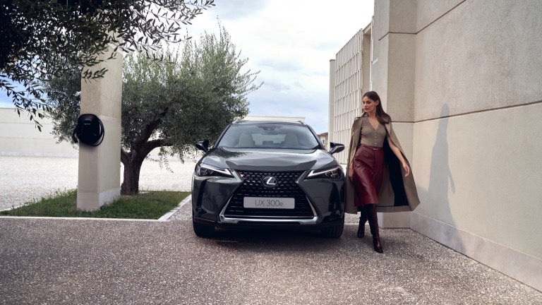 Lexus_UX_300e_Electric_2023-06.jpg