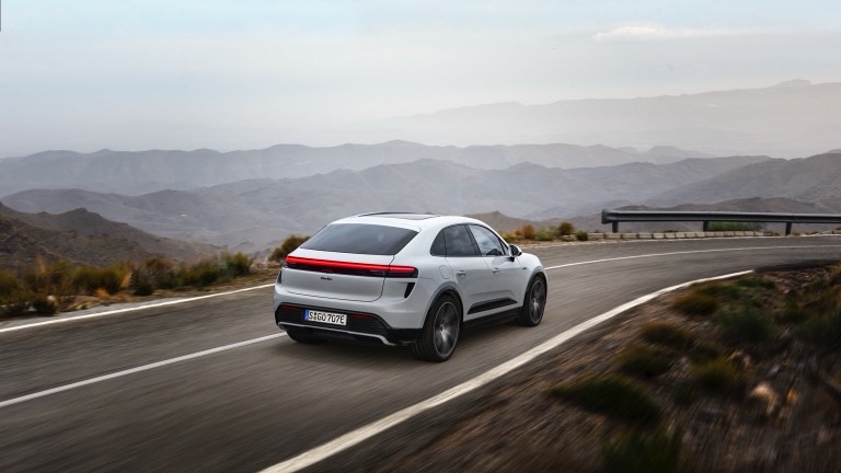 Porsche_Macan_Turbo_2024-04.jpg