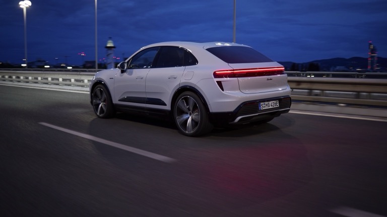 Porsche_Macan_Turbo_2024-08.jpg