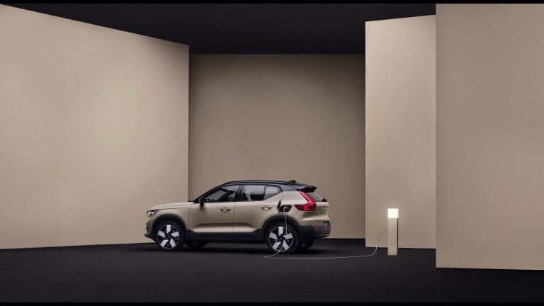 Volvo_EX40_2025-02.jpg