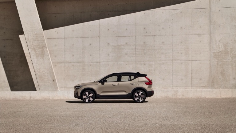 Volvo_EX40_2025-04.jpg