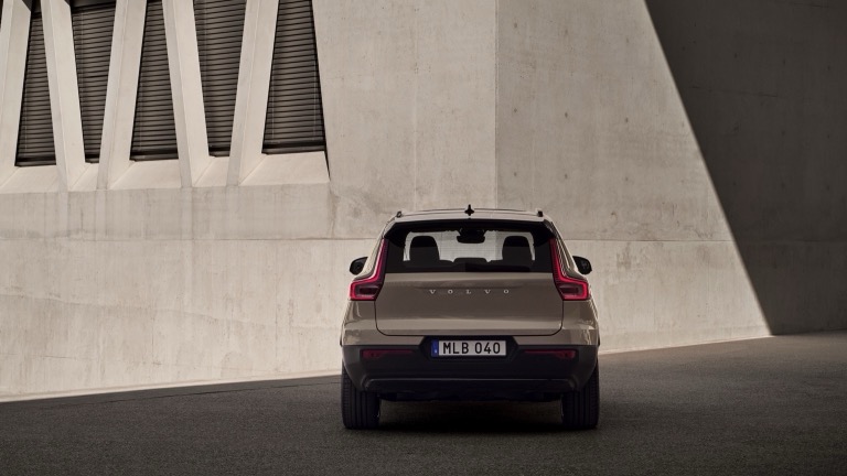 Volvo_EX40_2025-06.jpg